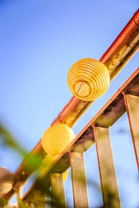 Summer feeling on the balcony: Close up of lampions, Close up of summer lampions on a balcony, leisure time in the summer holidays, 18.02.2021, Copyright: xpatrickdaxenbichlerx Panthermedia29628597.jpg