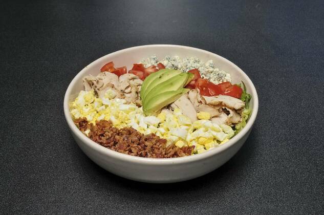  American Cobb Salad, Authentic and traditional American cuisine known as the cobb salad, Authentic and traditional American cuisine known as the cobb salad, 06.03.2021, Copyright: xrobeox Panthermedia29685181.jpg