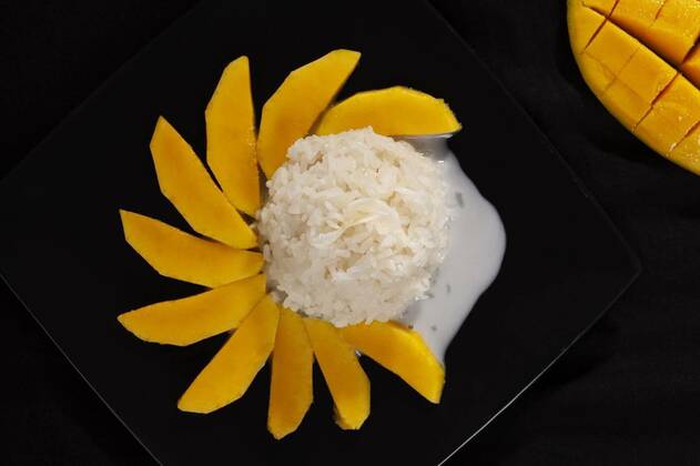  Famous Thai dessert , Mango with sticky rice and coconut milk., Khao niew mamuang, Mango sticky rice, delicious Thai dessert on black background from above., Khao niew mamuang, Mango sticky rice, delicious Thai dessert on black background from above., 16.03.2021, Copyright: xeskymaksx Panthermedia29706935.jpg