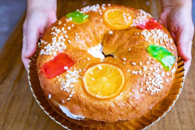  Christmas round fruit cake decorated with fir tree branch, glazed fruits and nuts, Christmas round fruit cake decorated with fir tree branch, glazed fruits and nuts on a wooden background., 23.03.2021, Copyright: xGelpix Panthermedia29727059.jpg