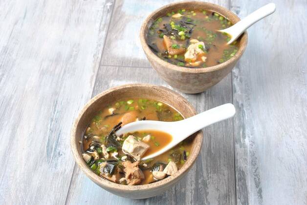  Japanese miso soup with fresh tuna, dried seaweed, tofu, shiitake dried mushrooms in a wooden bowl on the wooden background, Japanese miso soup with fresh tuna, dried seaweed, tofu, shiitake dried mushrooms in a wooden bowl on the wooden background, 30.03.2021, Copyright: xNayalyHx Panthermedia29740069.jpg