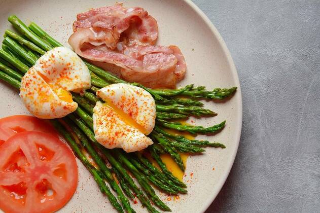  Benedict poached eggs with bacon and fried asparagus for breakfast, Benedict poached eggs with bacon and fried asparagus for breakfast, 13.04.2021, Copyright: xNayalyHx Panthermedia29791281.jpg