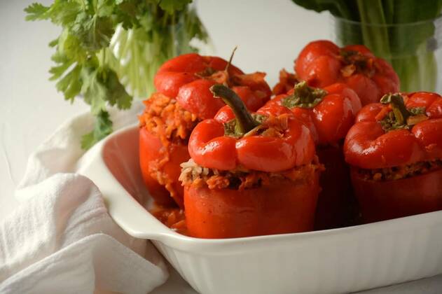  Stuffed red bell peppers with beef meat and rice., Stuffed red bell peppers with beef meat and rice., Stuffed red bell peppers with beef meat and rice., 19.04.2021, Copyright: xNayalyHx Panthermedia29820155.jpg