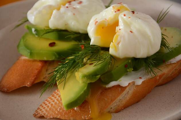  Poached eggs and sandwiches with avocado. Sliced avocado and egg on toasted bread for healthy breakfast or snack, Poached eggs and sandwiches with avocado. Sliced avocado and egg on toasted bread for healthy breakfast or snack, Poached eggs and sandwiches with avocado. Sliced avocado and egg on toasted bread for healthy breakfast or snack, 21.04.2021, Copyright: xNayalyHx Panthermedia29827236.jpg