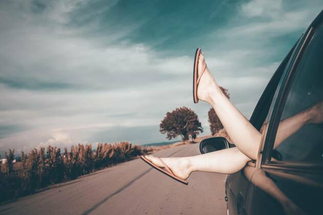  Summer travel concept with legs of a woman and car., Woman s legs out of car windows.Freedom, travel and vacation road trip concept lifestyle image., Woman s legs out of car windows.Freedom, travel and vacation road trip concept lifestyle image., 23.04.2021, Copyright: xerika8213x Panthermedia29841332.jpg