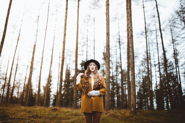 IMAGO Creative: N?chste Generation, Sozial- und klimabewusst Portrait of beautiful young woman. She is wearing a hat and standing in the countryside, Model released LeireUnzueta_Damaris_19 Copyright: xLeirexUnzuetax MR