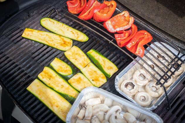  Vegetarian BBQ on weekend. Grill cheese and vegetables on gas grill. Outdoors., Close up of cheese and vegetables on gas grill. Summer time, outdoors., 02.05.2021, Copyright: xpatrickdaxenbichlerx Panthermedia29880436.jpg