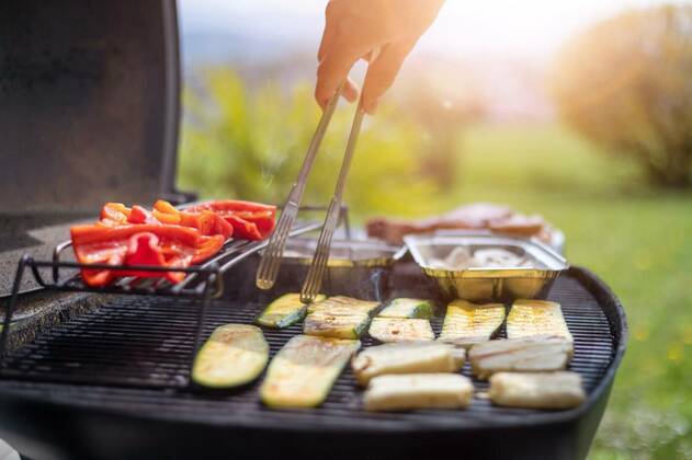 Vegetarian BBQ on weekend. Grill cheese and vegetables on gas grill. Outdoors., Close up of cheese and vegetables on gas grill. Summer time, outdoors., 02.05.2021, Copyright: xpatrickdaxenbichlerx Panthermedia29880443.jpg