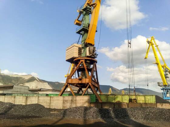 IMAGO Creative: Business, Inflation und Lieferketten Cargo industrial port, port cranes. Loading of anthracite. Transportation of coal. Heap of coal, Novorossiysk, Russia - August 20, 2017: Cargo industrial port, port cranes. Loading of anthracite. Transportation of coal. Heap of coal, Novorossiysk, Russia - August 20, 2017: Cargo industrial port, port cranes. Loading of anthracite. Transportation of coal. Heap of coal, 25.05.2021, Copyright: xfotogigi85x Panthermedia30147996.jpg