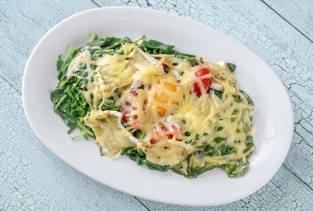  Cheesy baked eggs, Cheesy baked eggs with spinach and tomato, Cheesy baked eggs with spinach and tomato, 29.05.2021, Copyright: xAlex9500x Panthermedia30167788.jpg