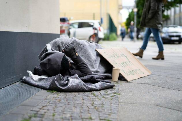  Begging Poor Man, Begging Poor Man. Problems, Despair And Homelessness, Begging Poor Man. Problems, Despair And Homelessness model released, Symbolfoto , 30.05.2021, Copyright: xAndreyPopovx Panthermedia30168214.jpg