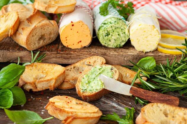 Homemade butter with baguette, Homemade herb butter with slices of roasted baguette, 01.06.2021, Copyright: xscerpicax Panthermedia30181329.jpg