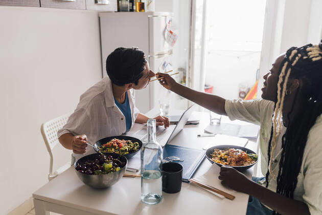 Young businesswoman feeding poke to girlfriend at home model released, Symbolfoto property released, MEUF07919