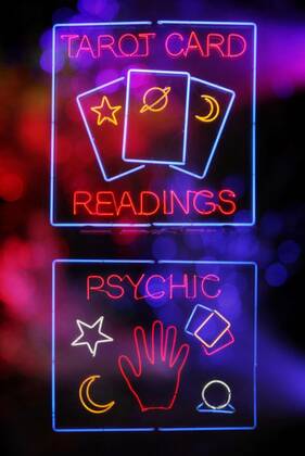 IMAGO Creative, Lifestyle, Esoterik gefährlicher Glaube Tarot Card and Psychic Readings Neon Sign Composite Photograph, Tarot Card and Psychic Readings Neon Sign Composite, Tarot Card and Psychic Readings Neon Sign Composite, 16.06.2021, Copyright: xMarti157900x Panthermedia30319319.jpg