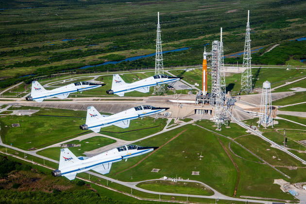 News Bilder des Tages NASA T-38s, a fixture of astronaut training, fly in formation above the Space Launch System (SLS) rocket on Launch Pad 39B at Kennedy Space Center, Cape Canaveral, Florida, on August 25, 2022. The SLS and Orion spacecraft for the Artemis I mission will launch no earlier than August 29, 2022. NASA  WAX2022082602 NASA