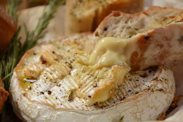  Baked camembert with toasts , rosemary on white cooking paper, Baked camembert with toasts , rosemary on white cooking paper, 14.08.2021, Copyright: xNayalyHx Panthermedia30641356.jpg