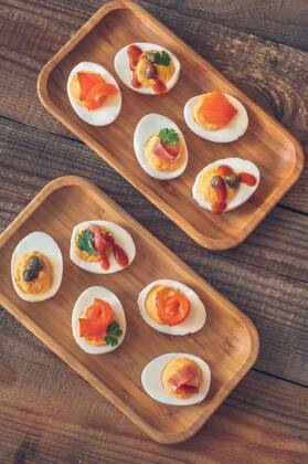  Sriracha deviled eggs, Sriracha deviled eggs with different toppings, Sriracha deviled eggs with different toppings, 17.08.2021, Copyright: xAlex9500x Panthermedia30657346.jpg