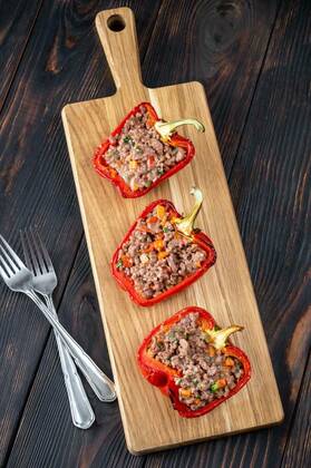  Stuffed peppers with mince meat, Stuffed peppers with mince meat on the woooden board, 26.08.2021, Copyright: xAlex9500x Panthermedia30682138.jpg