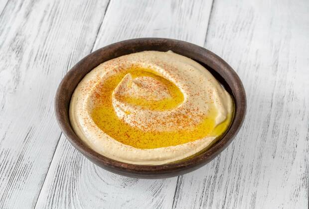 IMAGO Creative, Food, Hummus Hummus, Bowl of hummus garnished with olive oil and paprika, Bowl of hummus garnished with olive oil and paprika, 22.09.2021, Copyright: xAlex9500x Panthermedia30742093.jpg