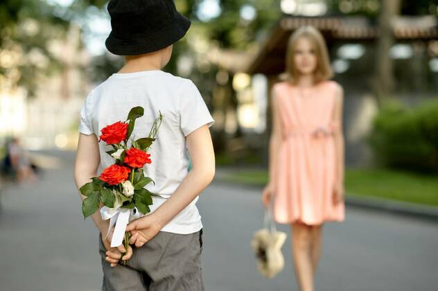 IMAGO Creative, Jahreszeit Sommer, Sommerferien Children s date, boy hides flowers from a girl, Children s romantic date in summer park, friendship, first love. Boy hides flowers from a girl. Kids having fun outdoors, happy childhood, Children s romantic date in summer park, friendship, first love. Boy hides flowers from a girl. Kids having fun outdoors, happy childhood, 27.09.2021, Copyright: xNomadSoulx Panthermedia30751111.jpg