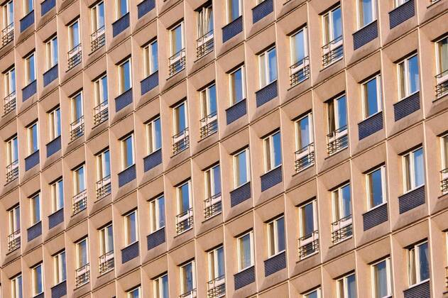IMAGO Creative: Architektur in Berlin  Facade of a typical precast apartment building in the former eastern part of Berlin, Germany, , , 26.09.2021, Copyright: xelxeneizex Panthermedia30747708.jpg