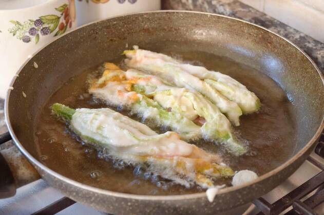 IMAGO Creative, Food, Zucchiniblüten zucchini flowers during frying in pan, fried zucchini flowers boast of roman food tradition, fried zucchini flowers boast of roman food tradition, 14.10.2021, Copyright: xsalmas61x Panthermedia30807079.jpg