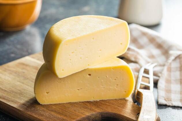  Block of hard cheese., Block of hard cheese on cutting board., Block of hard cheese on cutting board., 15.10.2021, Copyright: xjirkaejcx Panthermedia30808642.jpg