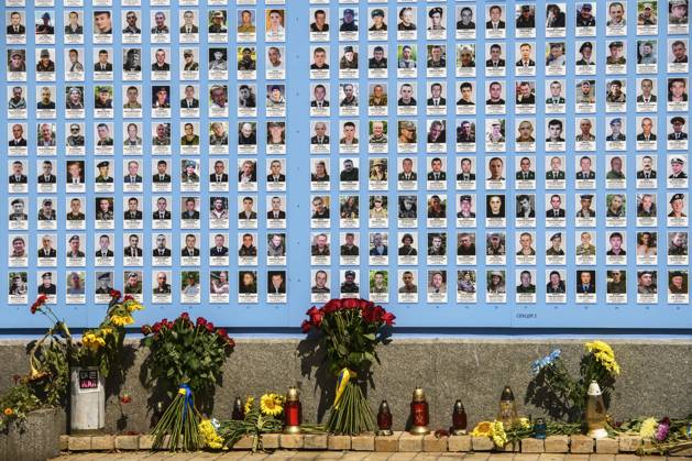 Ukraine-Krieg, Jahrestag der Invasion, Chronologie der Ereignisse, Archivbilder Bilder des Jahres 2022, News 08 August News Themen der Woche KW35 News Bilder des Tages Day Of Remembrance Of Fallen Defenders Of Ukraine In Kyiv Flowers lay near the Memory Wall of the Fallen Defenders of Ukraine in the russian - Ukrainian war during a commemorative ceremony to mark the Day of Remembrance of Fallen Defenders of Ukraine in Kyiv, Ukraine August 29, 2022 Kyiv Ukraine Copyright: xMaxymxMarusenkox originalFilename: musienko-notitle220829_npIeI