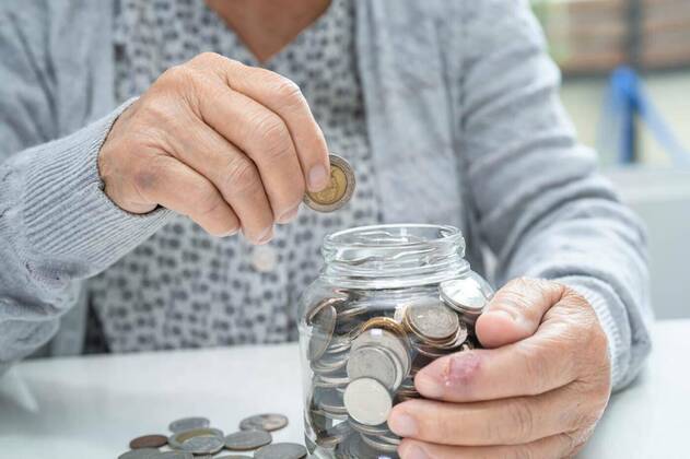  Asian senior or elderly old lady woman holding counting coin money in glass jar. Poverty, saving problem in retirement., Asian senior or elderly old lady woman holding counting coin money in glass jar. Poverty, saving problem in retirement., Asian senior or elderly old lady woman holding counting coin money in glass jar. Poverty, saving problem in retirement., 21.12.2021, Copyright: xsasirinx Panthermedia30992915.jpg