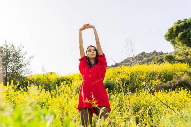 young woman,nature,reaching,girl,girls,woman,young women,natur,natures 539-ige ,model released, Symbolfoto
