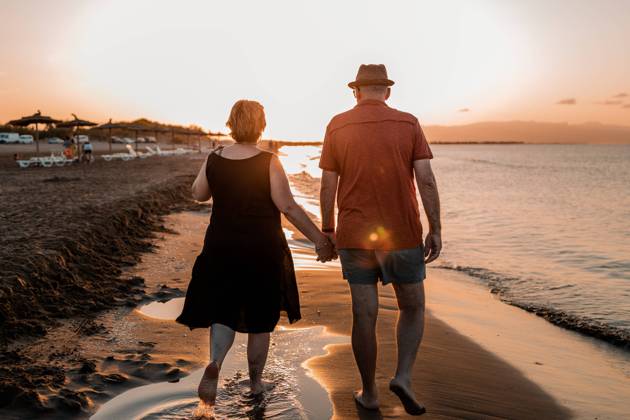 couple,sunset,beach walking,pairs,sunsets 539-iir ,model released, Symbolfoto