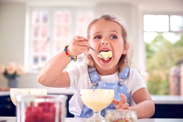 girl,eating,ice cream sundae,girls,eat,ice cream sundaes mmq-12ia ,model released, Symbolfoto