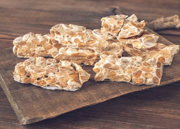  Turron - European nougat confection, Pieces of turron European nougat confection with almond, Pieces of turron European nougat confection with almond, 15.01.2022, Copyright: xAlex9500x Panthermedia31047884.jpg