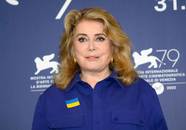 Filmfestspiele in Venedig, Catherine Deneuve Photocall - Verleihung Goldener Löwe Lebenswerk August 31, 2022, VENICE: French actress Catherine Deneuve poses at a photocall at the 79th annual Venice Film Festival, in Venice, Italy, 31 August 2022. The day before, Deneuve received the Golden Lion for Lifetime Achievement Award at the festival that runs from 31 August to 10 September 2022. ANSA CLAUDIO ONORATI VENICE - ZUMAa110 20220831_zaf_a110_015 Copyright: xClaudioxOnoratix