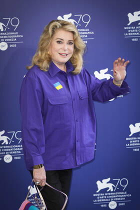 Photo IPP Daniele Cifala™ Venice 31 08 2022 The 79th Venice Film Festival 79 Mostra Internazionale d™Arte Cinematografica Golden Lion For Lifetime Achievement Award Photocall 79th Venice International Film Festival in the photo French actress Catherine Deneuve, wearing a flag of Ukraine on her shirt Italy Photo Press World Copyright 0