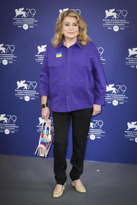 Photo IPP Daniele Cifala™ Venice 31 08 2022 The 79th Venice Film Festival 79 Mostra Internazionale d™Arte Cinematografica Golden Lion For Lifetime Achievement Award Photocall 79th Venice International Film Festival in the photo French actress Catherine Deneuve, wearing a flag of Ukraine on her shirt Italy Photo Press World Copyright 0