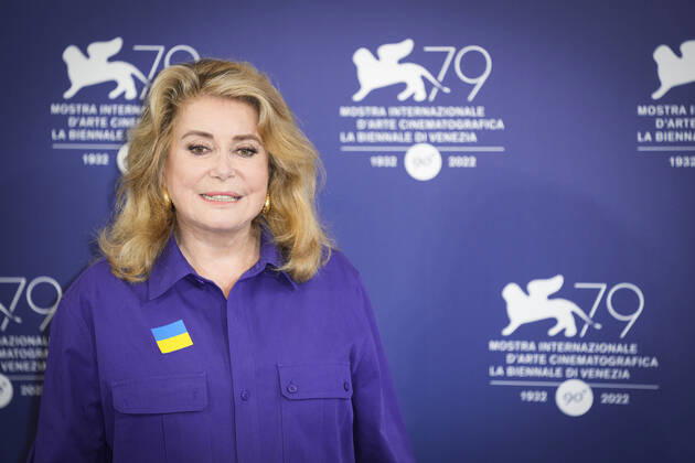 Photo IPP Daniele Cifala™ Venice 31 08 2022 The 79th Venice Film Festival 79 Mostra Internazionale d™Arte Cinematografica Golden Lion For Lifetime Achievement Award Photocall 79th Venice International Film Festival in the photo French actress Catherine Deneuve, wearing a flag of Ukraine on her shirt Italy Photo Press World Copyright 0