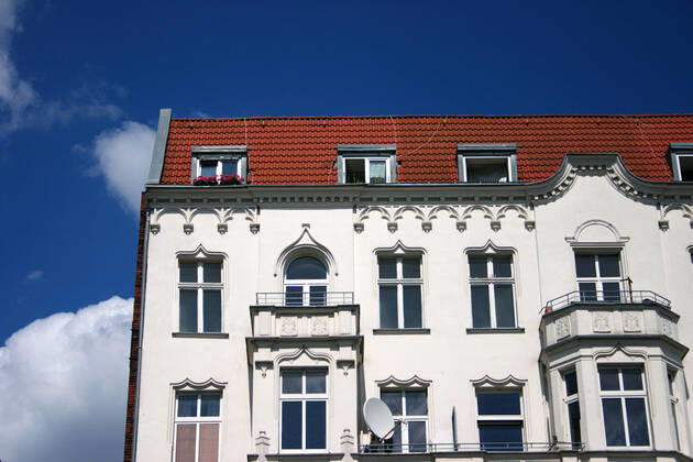 IMAGO Creative: Architektur in Berlin The old white house, architectural moulding of a facade outside and with balconies , 430990.jpg, architecture, european, facade, facades, germany, heritage, houses, landmark, old, berlin, street, style, town, windows, wooden, sky, blue, house, balcony, roof, curtains, white, moulding, balconies,