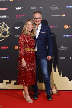 Moderator Frank Plasberg with wife and author Anne Gesthuysen at the Cologne Emmy Cocktail 2022 on the occasion of the 16 Cologne Jury Meeting of the International Emmy at Arff Castle Cologne, 31 08 2022 NRW Germany Copyright: xChristophxHardtx