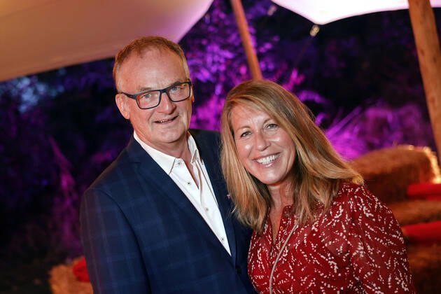 Moderator Frank Plasberg with wife and author Anne Gesthuysen at the Cologne Emmy Cocktail 2022 on the occasion of the 16 Cologne Jury Meeting of the International Emmy at Arff Castle Cologne, 31 08 2022 NRW Germany Copyright: xChristophxHardtx