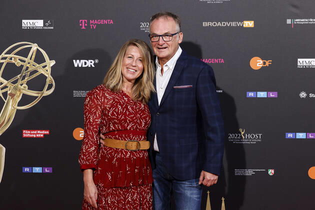 Moderator Frank Plasberg with wife and author Anne Gesthuysen at the Cologne Emmy Cocktail 2022 on the occasion of the 16 Cologne Jury Meeting of the International Emmy at Arff Castle Cologne, 31 08 2022 NRW Germany Copyright: xChristophxHardtx