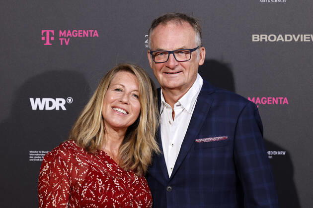 Moderator Frank Plasberg with wife and author Anne Gesthuysen at the Cologne Emmy Cocktail 2022 on the occasion of the 16 Cologne Jury Meeting of the International Emmy at Arff Castle Cologne, 31 08 2022 NRW Germany Copyright: xChristophxHardtx