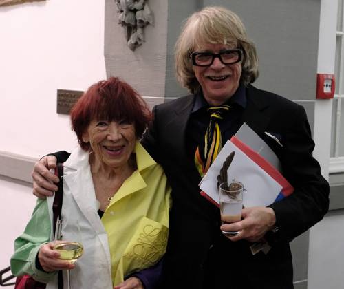 01 09 2022 xkhx Kassel Annual award by the BrücknerKühnner Foundation and the City of Kassel Helge Schneider will receive the Kassel Literature Prize for Grotesque Humor in 2022 Picture shows E R Nele, actually Eva RenÃ e Nele Bode the designer of the prize and prize winner Helge Schneider.