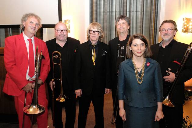 01 09 2022 xkhx Kassel Annual award by the BrücknerKühnner Foundation and the City of Kassel Helge Schneider receives the Kassel Literature Prize for grotesque humor in 2022 Picture shows prize winner Helge Schneider and prize winner AnaÃ¯s Meier with the trombone quartet Kasseler Slide Connection