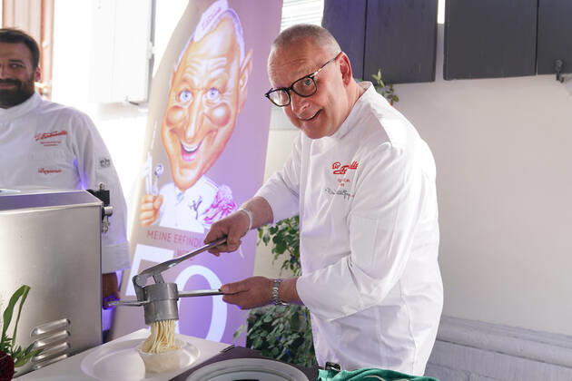 Pfaelzer Gourmet Festival 2022 in Deidesheim 02 09 2022 1 Palatinate Gourmet Festival by Reichsrat von Buhl Tristan Brandt With Dario Fontanella Gregori Italian ice cream maker from Mannheim Deidesheim Winery Reichsrat von Buhl Rhineland Palatinate