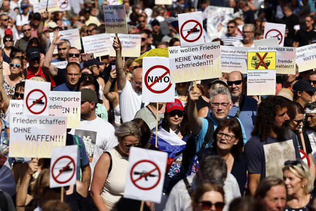 At a pro-Russian demonstration with parade through downtown Cologne, participants waved Russian and German flags, criticized arms supplies to Ukraine but also Corona measures, mandatory vaccination, NATO and price increases of gas and other raw materials Cologne, 04 09 2022 NRW Germany Copyright: xChristophxHardtx