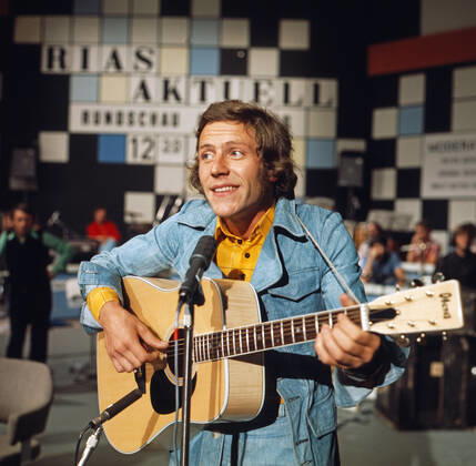 Michael Thilo Michael Thilo, deutscher Sänger und Songschreiber, bei einem Fernsehauftritt, Deutschland 1975., Deutschland Copyright: kpa UnitedArchives55009577 EDITORIAL USE ONLY