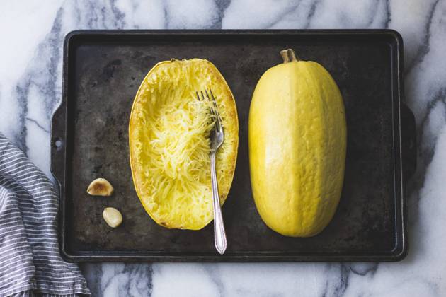 IMAGO Creative: Herbst, Kulinarische Klassiker Spaghetti Squash on a baking tray Copyright: xAlannaxTaylor-Tobinx 12AT0215_99
