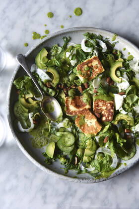 Green Salad with halloumi and dressing in a ceramic bowl. Green Salad with halloumi and dressing in a ceramic bowl. Copyright: xGeorgiaxMcDermottx GM071019-1