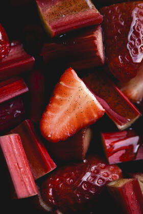 Strawberries and Rhubarb with Vanilla Bean Paste Strawberries and Rhubarb with Vanilla Bean Paste Copyright: xGeorgiaxMcDermottx GM270522-13